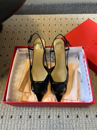 Classic V-buckle pointed toe low-heeled high heels