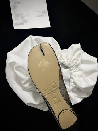 Mirror-finish crackle pattern split-toe shoes