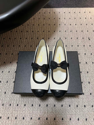 26SS Early Spring Collection: Classic two-tone Mary Jane flats with bow detail.