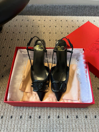 Classic V-buckle pointed toe low-heeled high heels