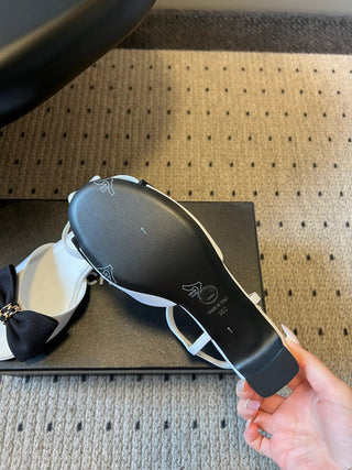 26ss Low-heeled ankle sandals with bow