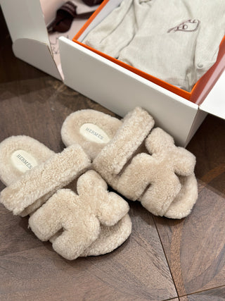 Herme* fur slippers