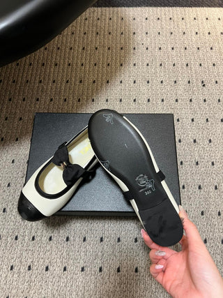 26SS Early Spring Collection: Classic two-tone Mary Jane flats with bow detail.