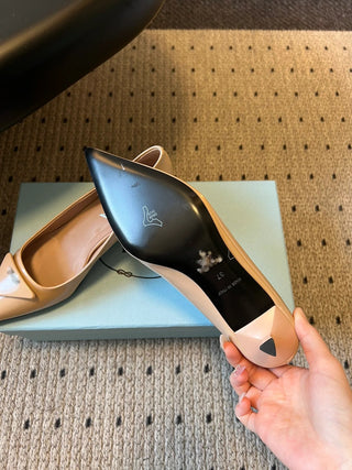 26 Classic Pointed-Toe Low-Heeled Pumps with Triangle Logo