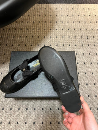 26SS Early Spring Collection: Classic two-tone Mary Jane flats with bow detail.