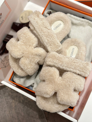 Herme* fur slippers
