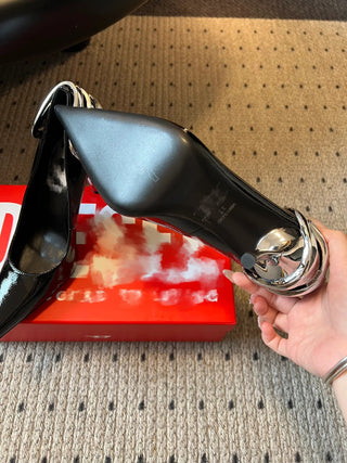 Cool and stylish pointed high heels