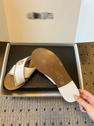 26ss Metal chain embellished criss-cross strap flat sandals