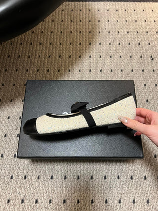 26SS Early Spring Collection: Classic two-tone Mary Jane flats with bow detail.