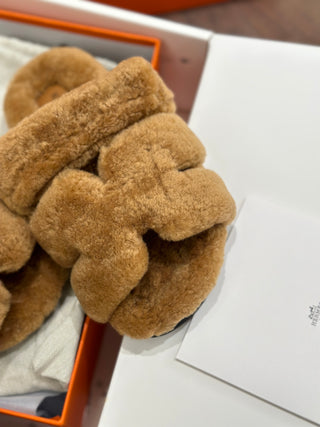 Herme* fur slippers