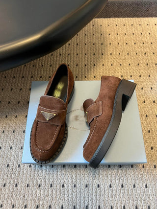 classic loafers with triangular logo and serrated design.