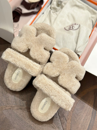 Herme* fur slippers