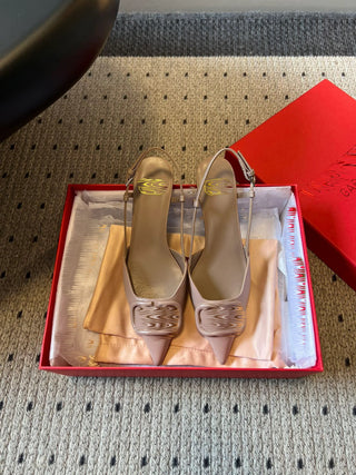 Classic V-buckle pointed toe low-heeled high heels