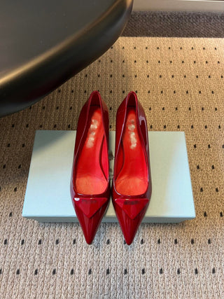 26 Classic Pointed-Toe Low-Heeled Pumps with Triangle Logo