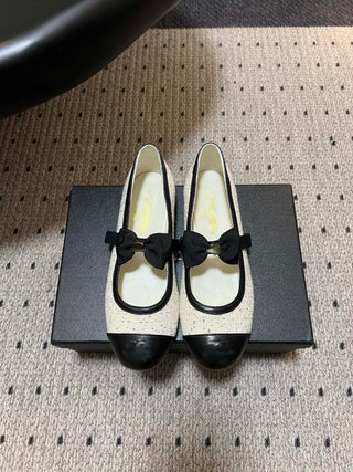 26SS Early Spring Collection: Classic two-tone Mary Jane flats with bow detail.