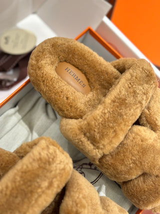 Herme* fur slippers