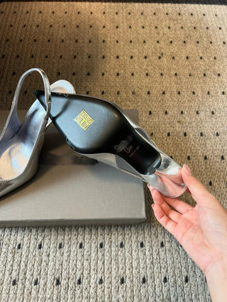 pointed-toe kitten-heel pumps