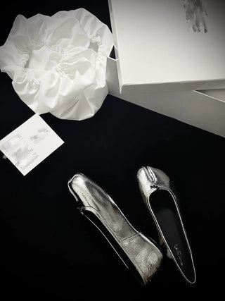 Mirror-finish crackle pattern split-toe shoes