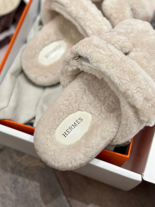 Herme* fur slippers