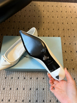 26 Classic Pointed-Toe Low-Heeled Pumps with Triangle Logo