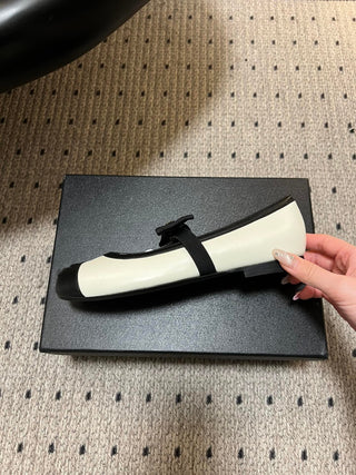 26SS Early Spring Collection: Classic two-tone Mary Jane flats with bow detail.