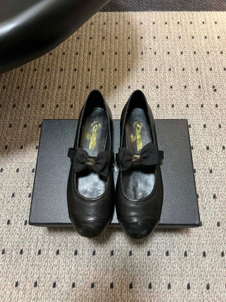 26SS Early Spring Collection: Classic two-tone Mary Jane flats with bow detail.