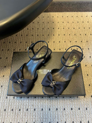 26ss Low-heeled ankle sandals with bow