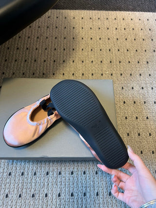 26ss Classic Round Toe Flats with Elastic Lace-Up Straps