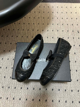 26SS Early Spring Collection: Classic two-tone Mary Jane flats with bow detail.