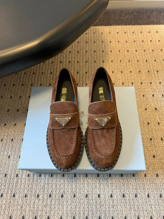 classic loafers with triangular logo and serrated design.