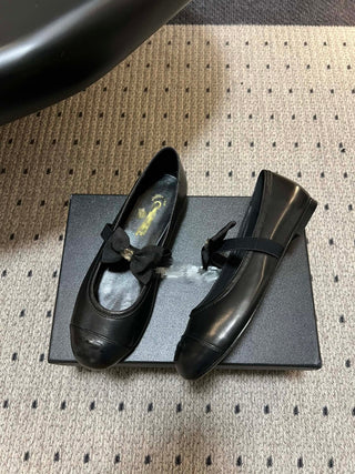 26SS Early Spring Collection: Classic two-tone Mary Jane flats with bow detail.