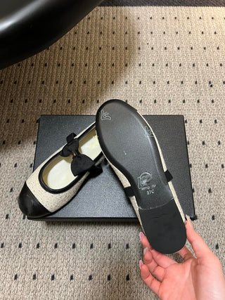 26SS Early Spring Collection: Classic two-tone Mary Jane flats with bow detail.