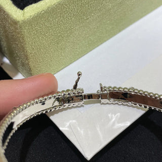 Stylish narrow bracelet with four-leaf clover design