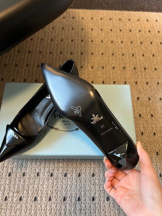 26 Classic Pointed-Toe Low-Heeled Pumps with Triangle Logo