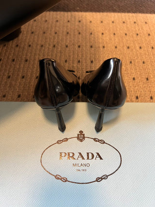 26 Classic Pointed-Toe Low-Heeled Pumps with Triangle Logo