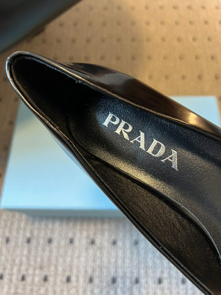 26 Classic Pointed-Toe Low-Heeled Pumps with Triangle Logo