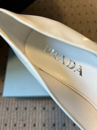 26 Classic Pointed-Toe Low-Heeled Pumps with Triangle Logo