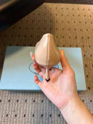 26 Classic Pointed-Toe Low-Heeled Pumps with Triangle Logo