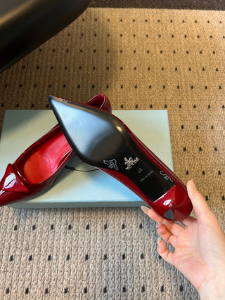 26 Classic Pointed-Toe Low-Heeled Pumps with Triangle Logo