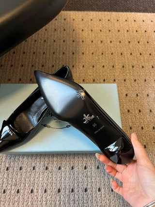 26 Classic Pointed-Toe Low-Heeled Pumps with Triangle Logo