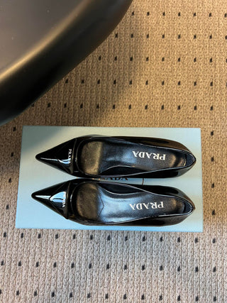 26 Classic Pointed-Toe Low-Heeled Pumps with Triangle Logo