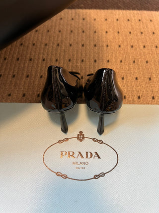 26 Classic Pointed-Toe Low-Heeled Pumps with Triangle Logo