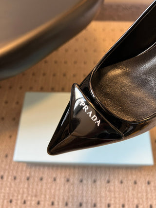 26 Classic Pointed-Toe Low-Heeled Pumps with Triangle Logo