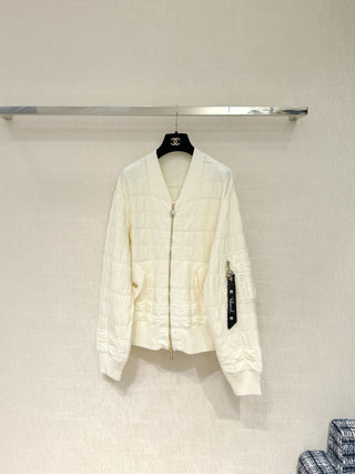 Chane* 25B Métiers d'Art collection new arrival: Stand-up collar zip-up baseball jacket with ribbon.