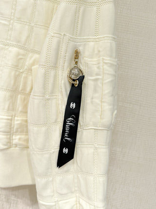 Chane* 25B Métiers d'Art collection new arrival: Stand-up collar zip-up baseball jacket with ribbon.