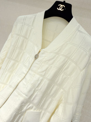 Chane* 25B Métiers d'Art collection new arrival: Stand-up collar zip-up baseball jacket with ribbon.