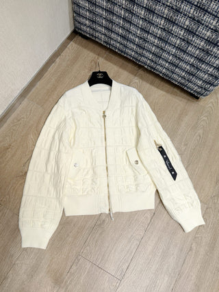 Chane* 25B Métiers d'Art collection new arrival: Stand-up collar zip-up baseball jacket with ribbon.