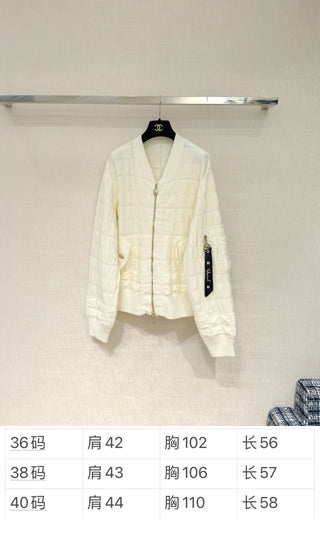 Chane* 25B Métiers d'Art collection new arrival: Stand-up collar zip-up baseball jacket with ribbon.