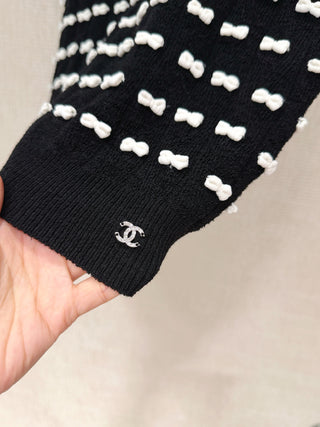 25K Advanced Handcrafted Collection New Arrival: Bow-detail round-neck long-sleeved knitted short top