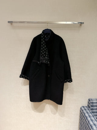 1v double-faced wool coat  Composition: Wool + Silk, with wool edging.